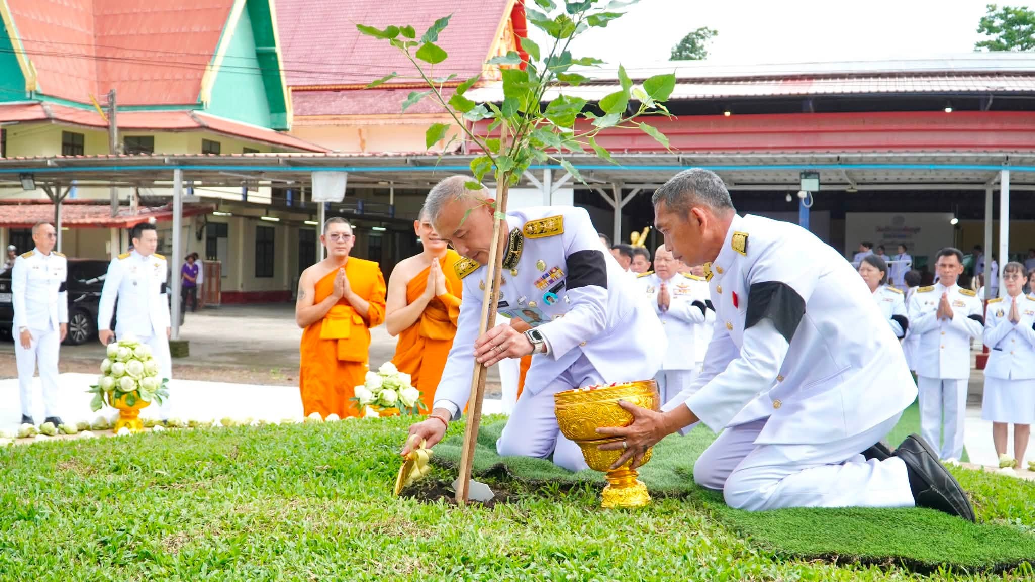 title - วันที่ 10 กรกฎาคม 2569 ณ วัดศรีเงินเจริญสุข ตำบลโนนห้อม อำเภอเมืองปราจีนบุรี จังหวัดปราจีนบุรี นายวิทูล ประดิษฐบุญ ปฏิรูปที่ดินจังหวัดปราจีนบุรี มอบหมายให้ ข้าราชการ และเจ้าหน้าที่ ส.ป.ก.ปราจีนบุรี เข้าร่วมพิธีปลูกพระศรีมหาโพธิทศมราชบพิตร